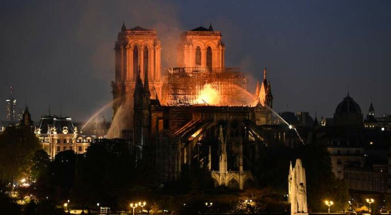 Parigi, incendio nella cattedrale di Notre-Dame